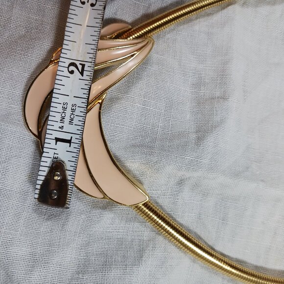 Vintage Trifari Necklace Signed Gold Tone Pink Enamel Wave Statement Choker - Picture 12 of 13